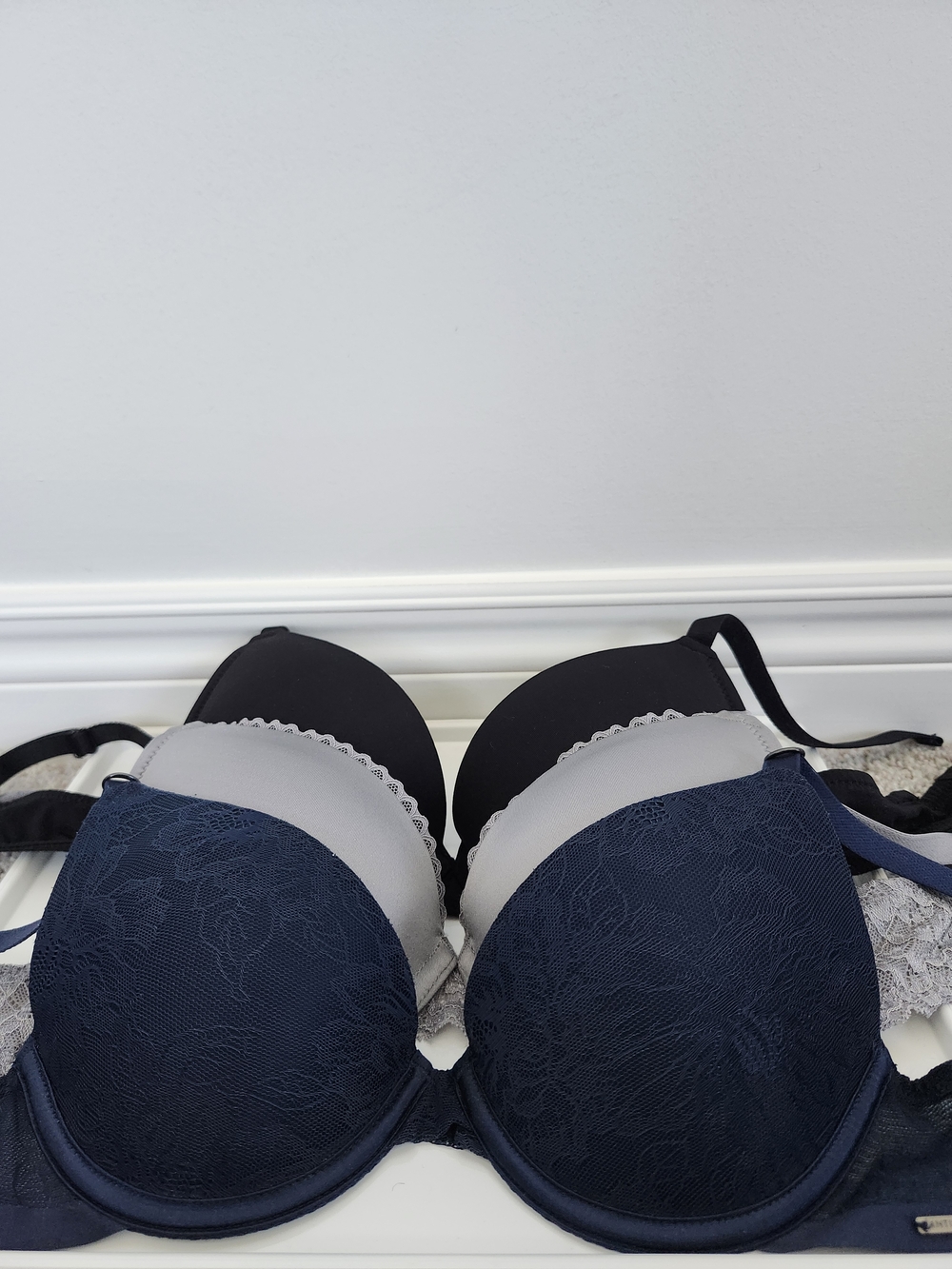 Small BRAS 30B Comfort Lace Detail in Navy, Gray & Black CHANGE